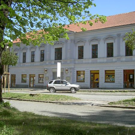 Hotel U Cerneho Orla Kostelec nad Černými Lesy Dış mekan fotoğraf