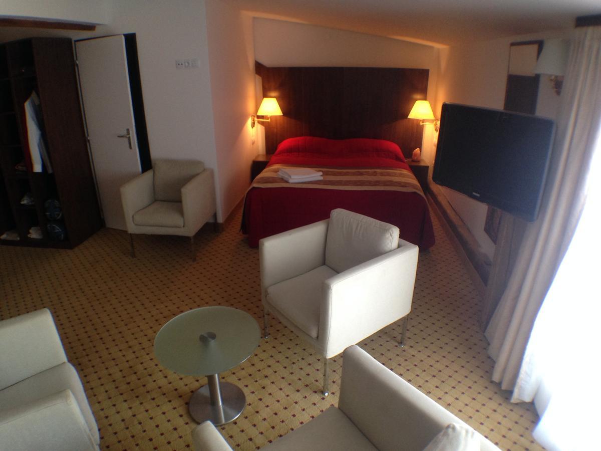 Hotel U Cerneho Orla Kostelec nad Černými Lesy Dış mekan fotoğraf