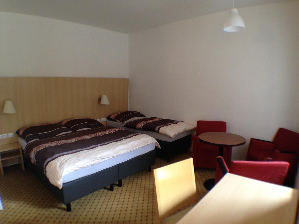 Hotel U Cerneho Orla Kostelec nad Černými Lesy Dış mekan fotoğraf