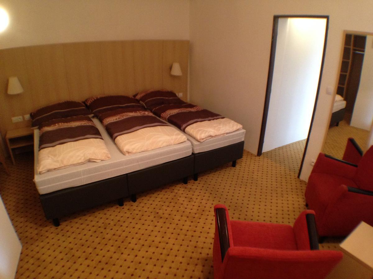 Hotel U Cerneho Orla Kostelec nad Černými Lesy Dış mekan fotoğraf
