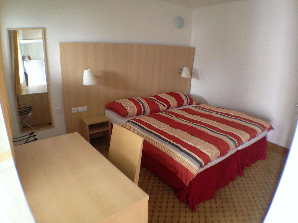 Hotel U Cerneho Orla Kostelec nad Černými Lesy Dış mekan fotoğraf