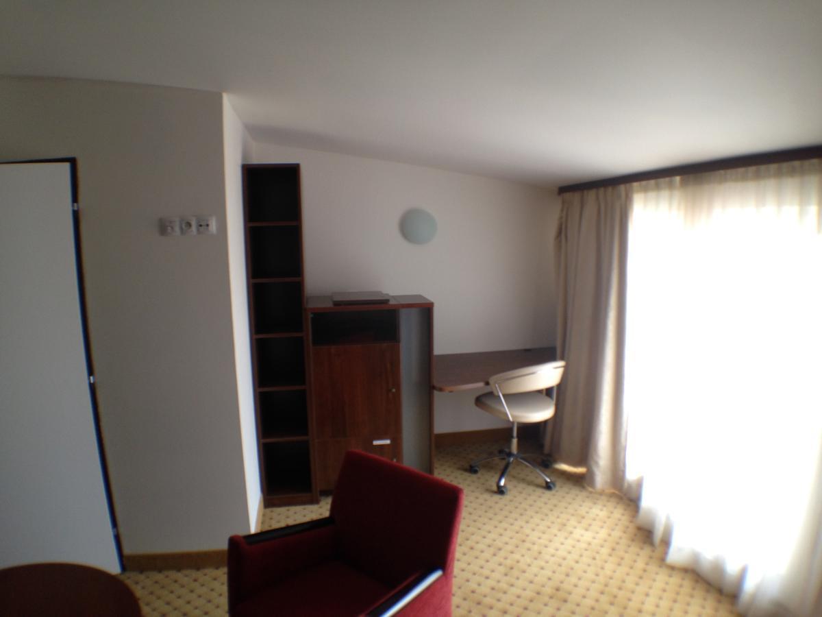 Hotel U Cerneho Orla Kostelec nad Černými Lesy Dış mekan fotoğraf