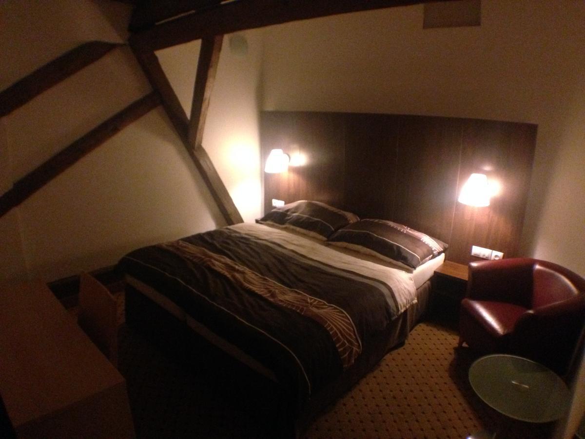 Hotel U Cerneho Orla Kostelec nad Černými Lesy Dış mekan fotoğraf