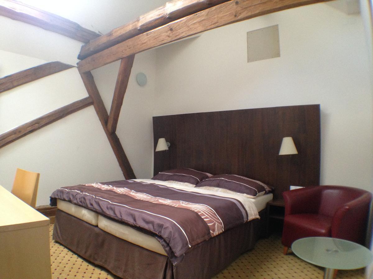 Hotel U Cerneho Orla Kostelec nad Černými Lesy Dış mekan fotoğraf