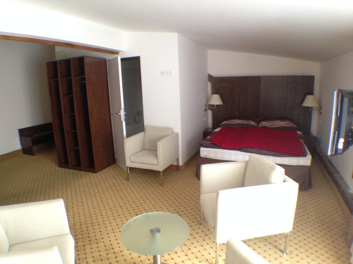 Hotel U Cerneho Orla Kostelec nad Černými Lesy Dış mekan fotoğraf