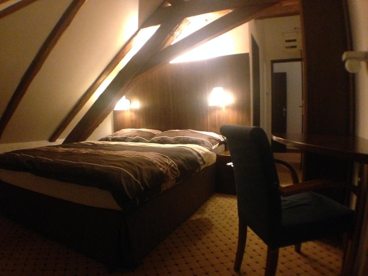 Hotel U Cerneho Orla Kostelec nad Černými Lesy Dış mekan fotoğraf
