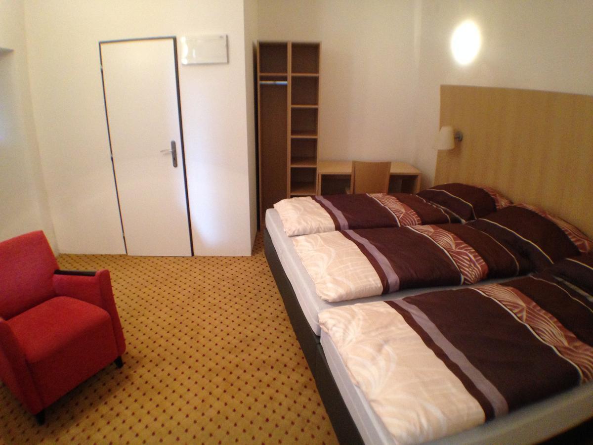 Hotel U Cerneho Orla Kostelec nad Černými Lesy Dış mekan fotoğraf