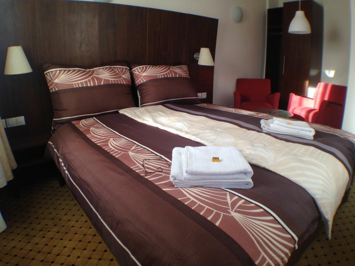 Hotel U Cerneho Orla Kostelec nad Černými Lesy Dış mekan fotoğraf