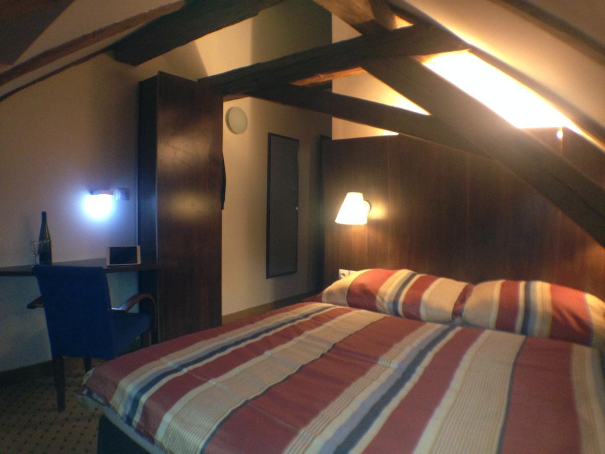 Hotel U Cerneho Orla Kostelec nad Černými Lesy Dış mekan fotoğraf