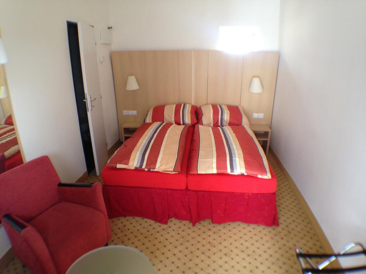 Hotel U Cerneho Orla Kostelec nad Černými Lesy Dış mekan fotoğraf