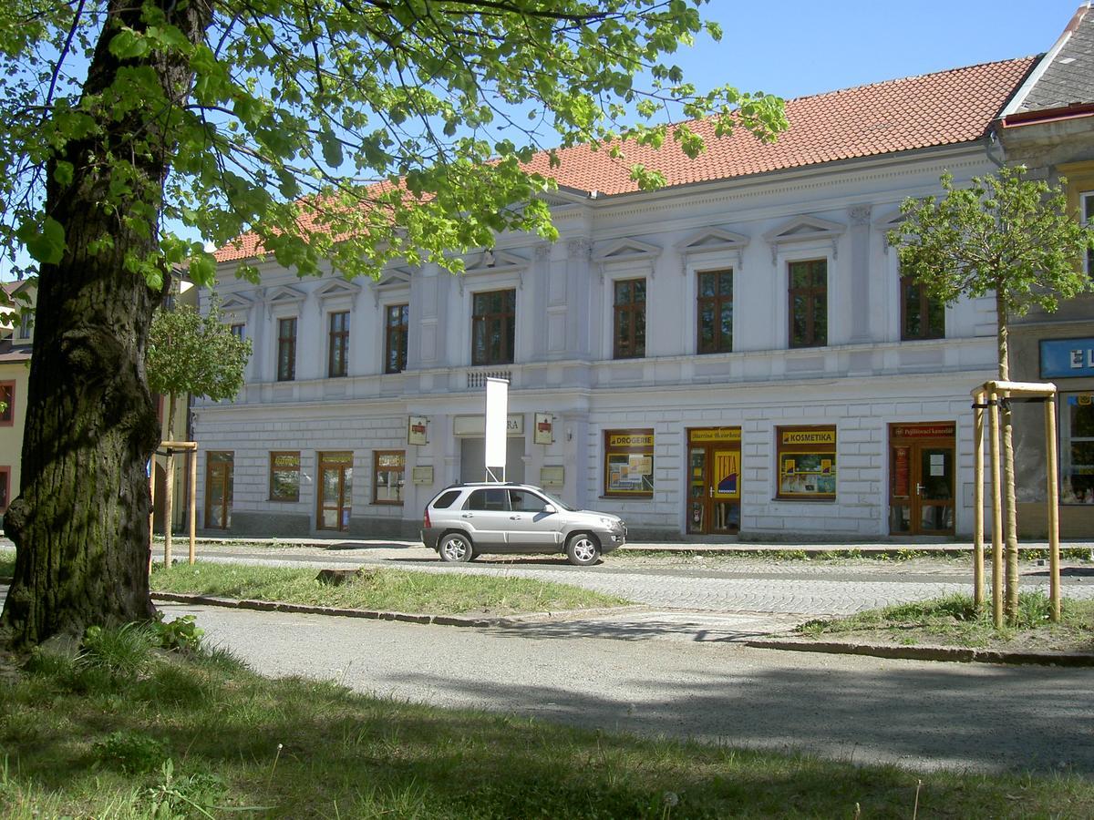 Hotel U Cerneho Orla Kostelec nad Černými Lesy Dış mekan fotoğraf