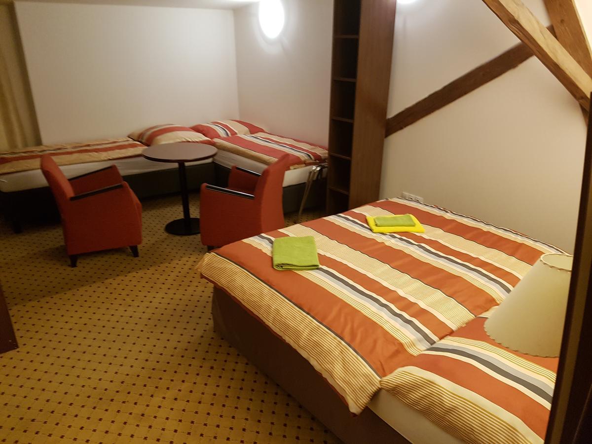 Hotel U Cerneho Orla Kostelec nad Černými Lesy Dış mekan fotoğraf