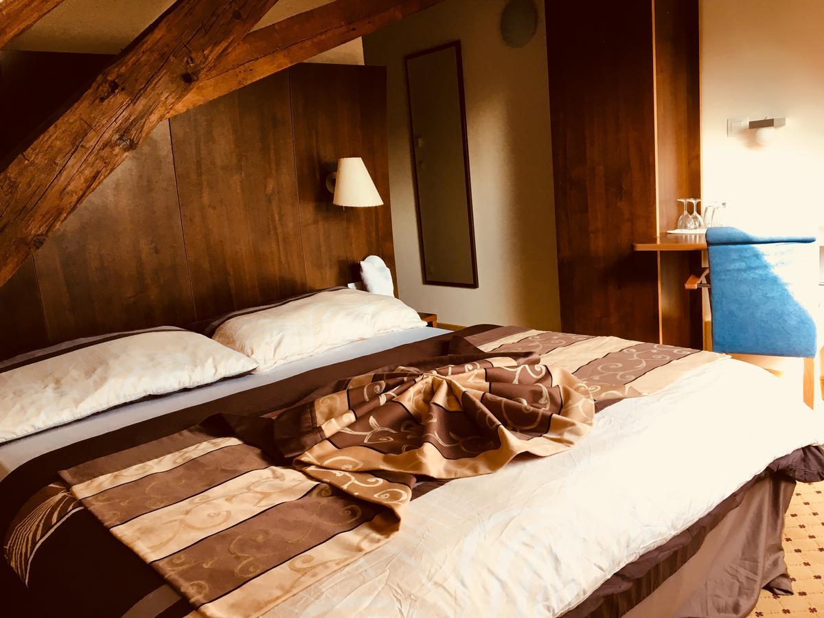 Hotel U Cerneho Orla Kostelec nad Černými Lesy Dış mekan fotoğraf