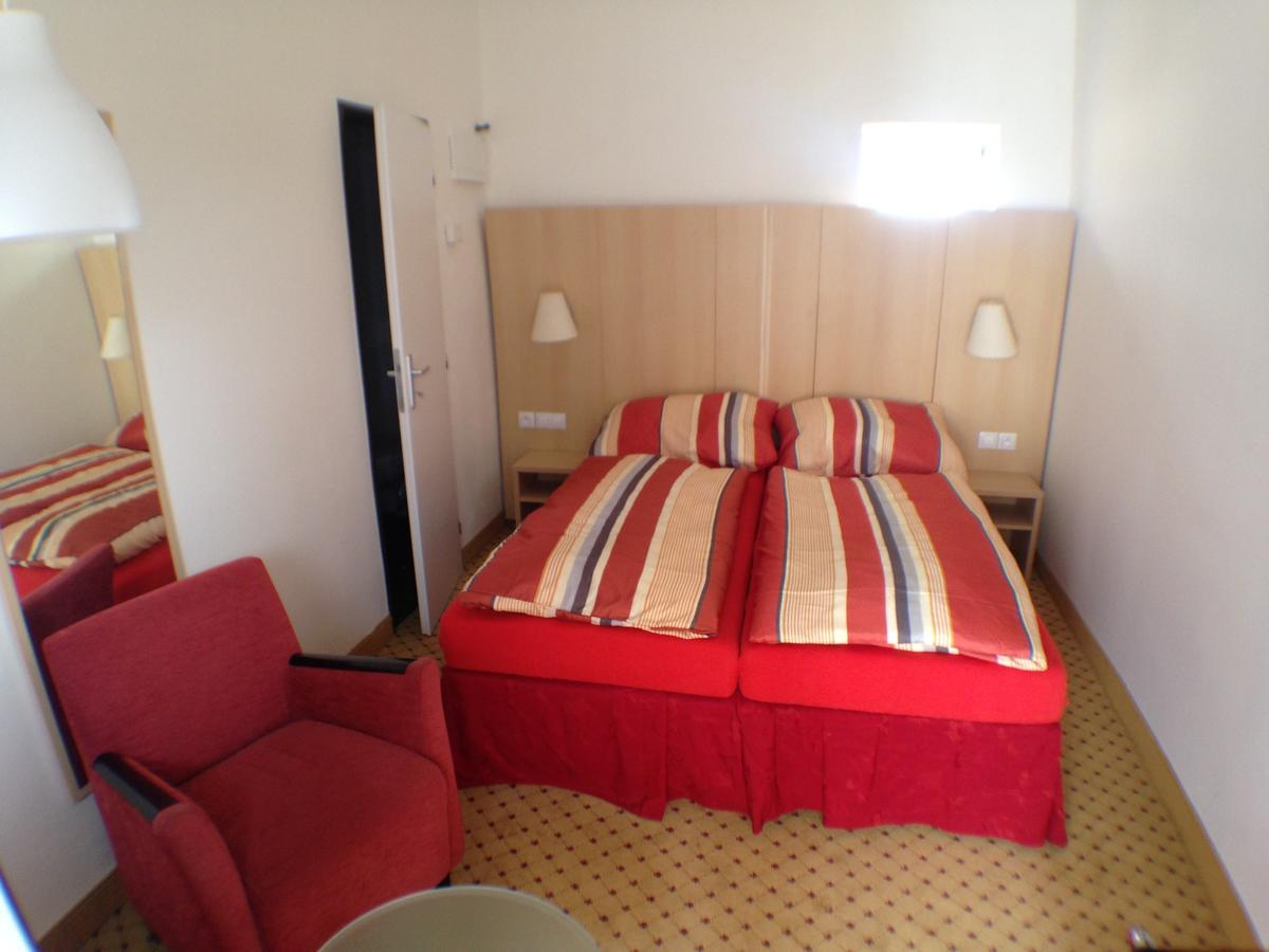 Hotel U Cerneho Orla Kostelec nad Černými Lesy Dış mekan fotoğraf