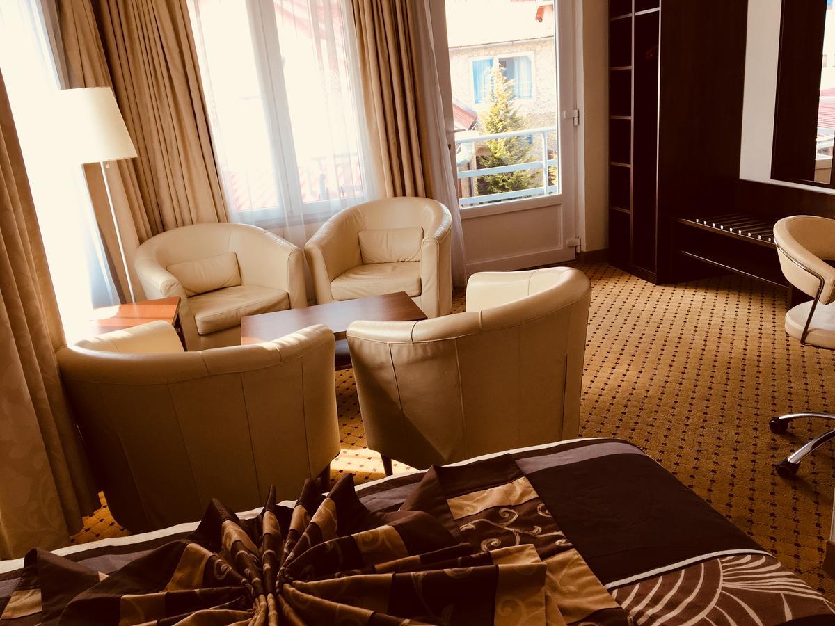 Hotel U Cerneho Orla Kostelec nad Černými Lesy Dış mekan fotoğraf