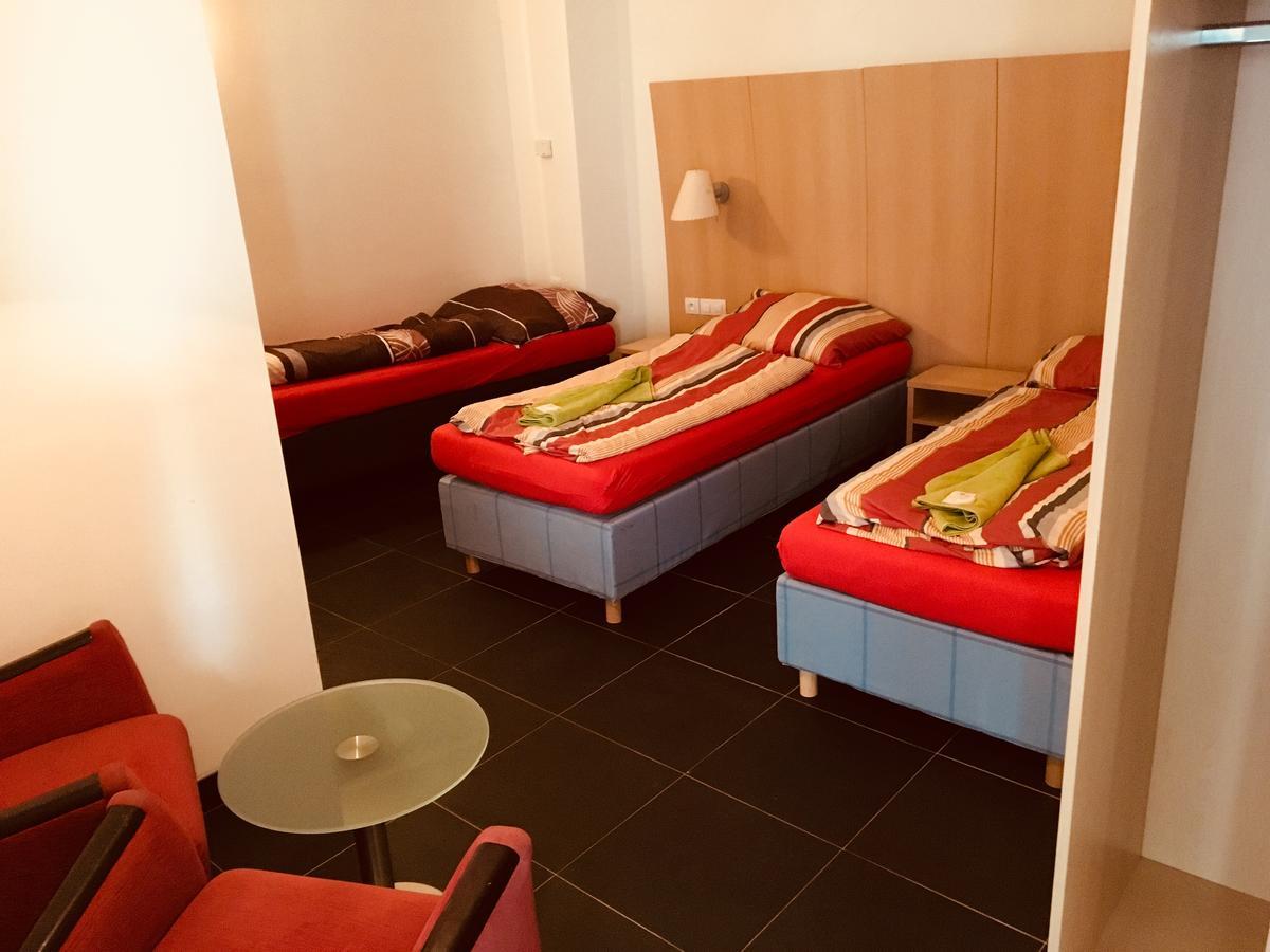 Hotel U Cerneho Orla Kostelec nad Černými Lesy Dış mekan fotoğraf