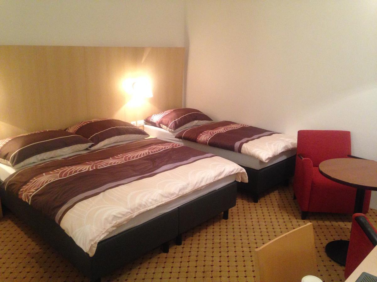 Hotel U Cerneho Orla Kostelec nad Černými Lesy Dış mekan fotoğraf